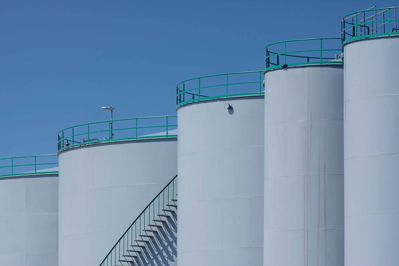 Oil storage tank facility